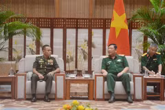 El subjefe del Estado Mayor General del Ejército Popular de Vietnam, coronel general Huynh Chien Thang, recibió a una delegación del Centro de Estudios de Estrategia Militar bajo el Comando General de las Fuerzas Armadas Reales de Camboya encabezada por su director, el general Kim Vanna. (Fuente: VNA)