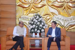 El vicepresidente de UOAV, Nguyen Ngoc Hung, recibe al presidente del Consejo Mundial de la Paz, Pallab Sengupta. (Foto: qdnd.vn)