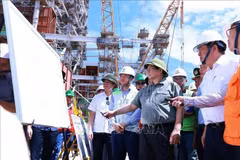 El primer ministro Pham Minh Chinh inspecciona el proyecto de energía térmica Quang Trach 1 en la comuna de Quang Dong, distrito de Quang Trach de Quang Binh (Foto: VNA)