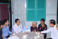 El presidente de la Asamblea Nacional, Tran Thanh Man, visita a la heroica madre vietnamita Tran Thi Hai en el distrito de Cai Rang, ciudad de Can Tho, con motivo del 77º aniversario del Día de los Inválidos y Mártires de la Guerra (27 de julio de 1947). (Foto: VNA)