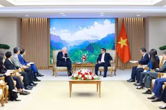 El primer ministro Pham Minh Chinh (centro, derecha) y Thomas Vallely, presidente del consejo directivo de la Universidad Fulbright de Vietnam, en su reunión en Hanoi el 17 de julio. (Foto: VNA)