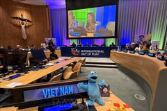 La embajadora de UNICEF, Lucy Liu, habla sobre el significado del juego para el desarrollo de los niños (Foto: VNA)