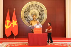 El embajador de Vietnam en China, Pham Sao Mai, en una campaña de donaciones para recaudar fondos para las personas afectadas por el tifón Yagi en su país. (Foto: VNA)