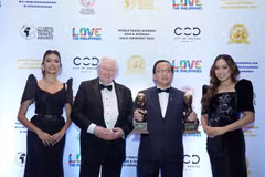 El fundador de los World Travel Awards, Graham Cooke (segundo desde la izquierda), entrega los premios al vicepresidente de Vietjet, Do Xuan Quang. (Foto: Vietjet)