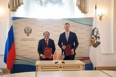 El ministro vietnamita de Cultura, Deportes y Turismo, Nguyen Van Hung (i), y el ministro ruso de Deportes, Mijaíl Vladimirovich Degtyarev, firmaron un memorando de entendimiento sobre cooperación en el deporte durante su reunión en Moscú. (Foto: VNA)