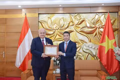 El presidente de la Unión de Organizaciones de Amistad de Vietnam, Phan Anh Son, entregó la medalla “Por la paz y la amistad entre los pueblos” a Hans-Peter Glanzer, embajador de Austria en Hanoi. (Fuente: VNA)