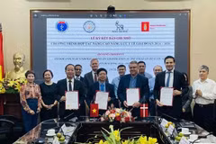 Los delegados firman un Memorando de Entendimiento para mejorar la calidad de los exámenes y tratamientos de enfermedades crónicas en Vietnam hasta 2026. (Foto: VNA)