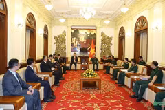 El viceministro de Defensa de Vietnam, teniente general Hoang Xuan Chien, recibió hoy aquí a una delegación de la Administración Nacional de Inmigración de China, encabezada por su subdirector Li Junjie. (Fuente: VNA)