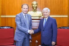 El presidente del Comité Central del Frente de la Patria de Vietnam, Do Van Chien, recibió hoy aquí a una delegación de la Cámara Cívica de la Federación Rusa encabezada por su vicepresidente, Alexander Shkolnik. (Fuente: VNA)