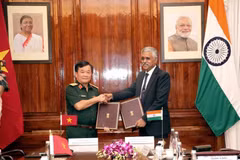 El viceministro de Defensa de Vietnam Hoang Xuan Chien y el secretario de Defensa de la India, Shri Giridhar Aramane firmaron una carta de intención sobre cooperación de defensa. (Fuente: VNA)