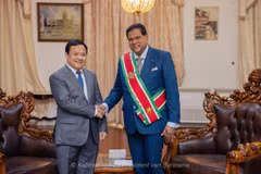 El embajador de Vietnam en Brasil, concurrente en Surinam, Bui Van Nghi, entregó las cartas credenciales al presidente de Surinam, Chandrikapersad Santokhi. (Fuente: Embajada vietnamita de Brasil)
