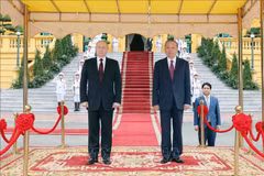 El presidente de Vietnam, To Lam, (derecha) y su homólogo ruso, Vladimir Putin, escuchan los himnos nacionales de ambos países (Foto: VNA)