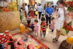 Juguetes tradicionales vietnamitas de Festival del Medio Otoño abarrotan mercados en Hanoi