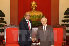 El secretario general del Partido Comunista de Vietnam (PCV), Nguyen Phu Trong, recibe al embajador de Cuba, Herminio López Díaz 