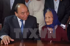 Premier vietnamita visita a madres heroicas en ocasión del Tet