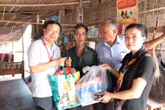 Entregan regalos a pobladores vietnamitas desfavorecidos en zonas remotas