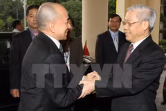 Dirigentes vietnamitas y camboyanos intercambian felicitaciones por lazos diplomáticos 
