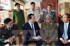 Presidente vietnamita visita a residentes y combatientes de Truong Sa 