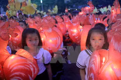 Niños vietnamitas celebran Fiesta de Medio Otoño