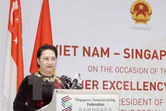 Presidenta del Parlamento vietnamita asiste a Diálogo empresarial Vietnam-Singapur