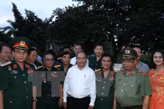 Premier vietnamita recorre por ciudad portuaria de Hai Phong