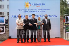 Izan bandera de ASEAN en Praga por aniversario 50 del bloque sudesteasiático