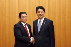 Japón seguirá estrechando cooperación con Vietnam, afirma Shinzo Abe