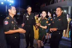 Oficiales jóvenes vietnamitas y camboyanos fortalecen lazos 