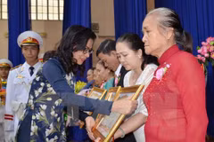Exhiben retratos de Madres Heroicas de Vietnam
