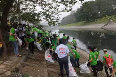 Jóvenes en Hanoi protegen medio ambiente en “Domingo verde”