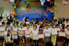 Celebran en localidades vietnamitas Fiesta del Medio Otoño para niños desfavorecidos