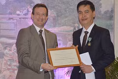 Funcionario vietnamita recibe medalla Caballero de las Artes y las Letras de Francia