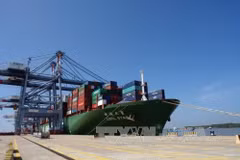 Premier vietnamita realiza visita de trabajo a puerto marítimo internacional de Cai Mep