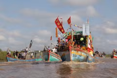Miles de visitantes asisten al rito dedicado al dios de los peces en Vietnam