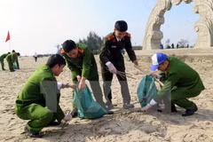 Jóvenes vietnamitas inician campaña de limpieza del mar en Thanh Hoa