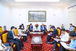 El viceministro de Trabajo, Inválidos de Guerra y Asuntos Sociales de Vietnam Nguyen Ba Hoan recibe a Kubo Yoshitomo, Representante Jefe Adjunto de la Agencia Japonesa de Cooperación Internacional (JICA). Foto: (molisa.gov.vn)