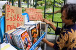 Librería gratis de una anciana de 74 años de edad atrae atención de los jóvenes 