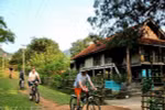 Turistas extranjeros exploren comunas de etnias minoritarias en Mai Chau, provincia de Hoa Binh (Fuente: VNA)