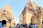 Visitantes en la Torre Ponagar, en la provincia de Khanh Hoa. (Fuente: Vietnamplus)
