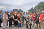 Turistas españoles visitan la Bahía de Ha Long. (Fuente:nhandan.vn)