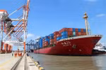 Un barco atraca en el puerto de Tan Cang-Cai Mep Thi Vai, en la ciudad de Phu My (provincia de Ba Ria-Vung Tau). (Fuente: VNA)
