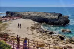 Los turistas exploran el antiguo arrecife de coral Hang Rai ubicado en la Reserva Mundial de la Biosfera Nui Chua, distrito de Ninh Hai. (Fuente: VNA)