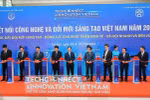 Los delegados cortan la cinta inaugural de Techconnect and Innovation Vietnam 2024 en Hanoi (Foto: VNA)