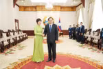 El primer ministro de Laos, Sonexay Siphandone, recibe a la directora general de la VNA, Vu Viet Trang (Fuente: VNA)