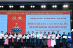 El editor en jefe del periódico electrónico VietnamPlus, Tran Tien Duan, (tercer desde la derecha) recibe un certificado dedicado a la unidad con excelente transformación digital. (Fuente: VNA)