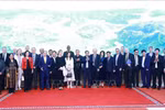 El primer ministro vietnamita, Pham Minh Chinh, y expertos y científico galardonadores del Premio VinFuture. (Fuente: VNA)