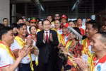 El presidente de la Asamblea Nacional de Vietnam, Tran Thanh Man, se reúne con donantes voluntarios de sangre destacados. (Foto: VNA)