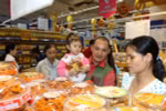 Productos vietnamitas dominan mercado nacional en vísperas del Tet