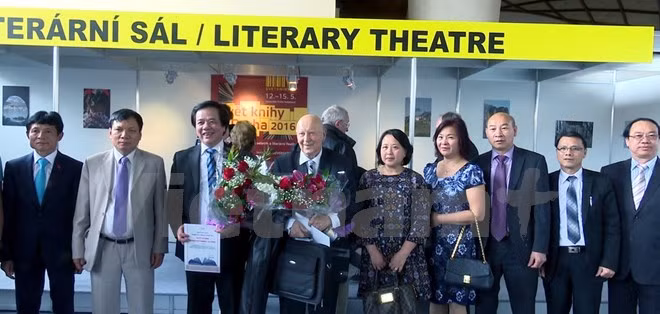 Ciudadano vietnamita gana Premio de Diccionario de República Checa ảnh 1