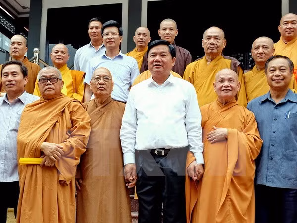 Vicepremier felicita a Sangha Budista de Vietnam en ocasión de Día de Vesak ảnh 1